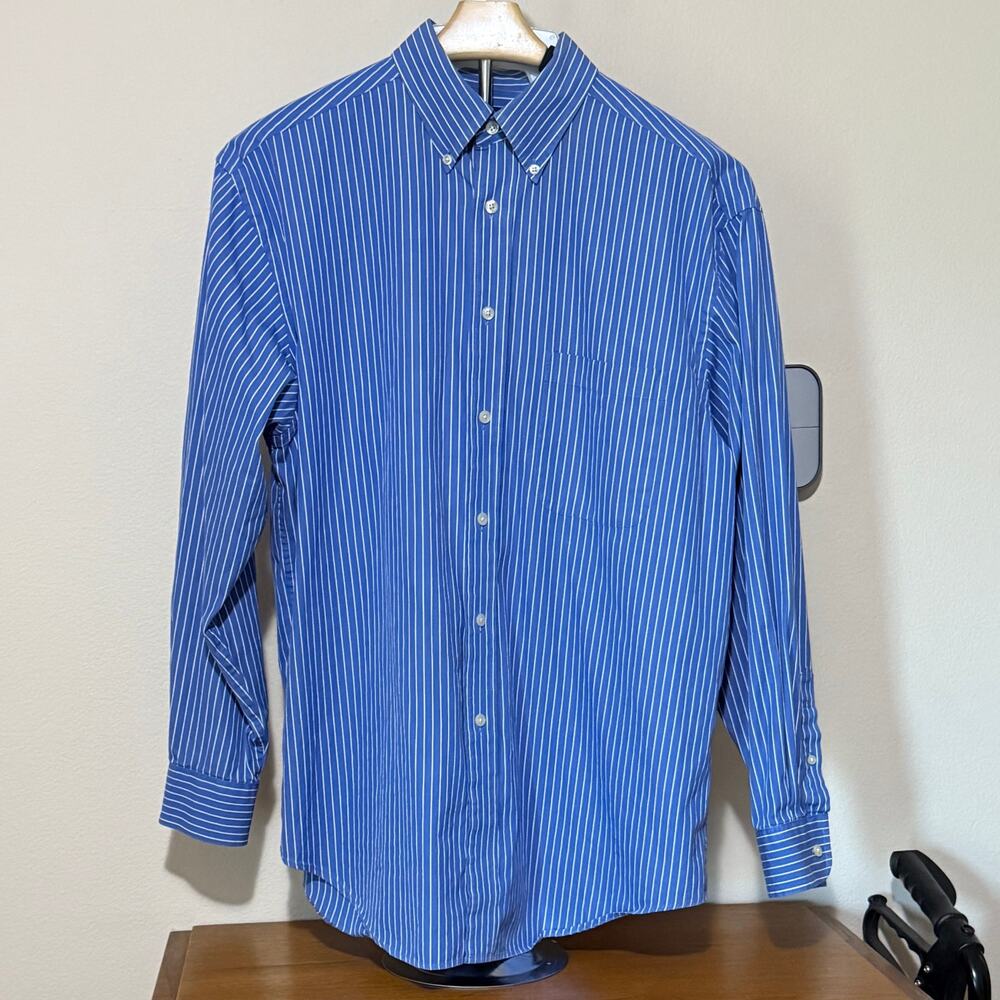 Roundtree& Yorke men’s size L blue & white cotton casual or dress shirt.